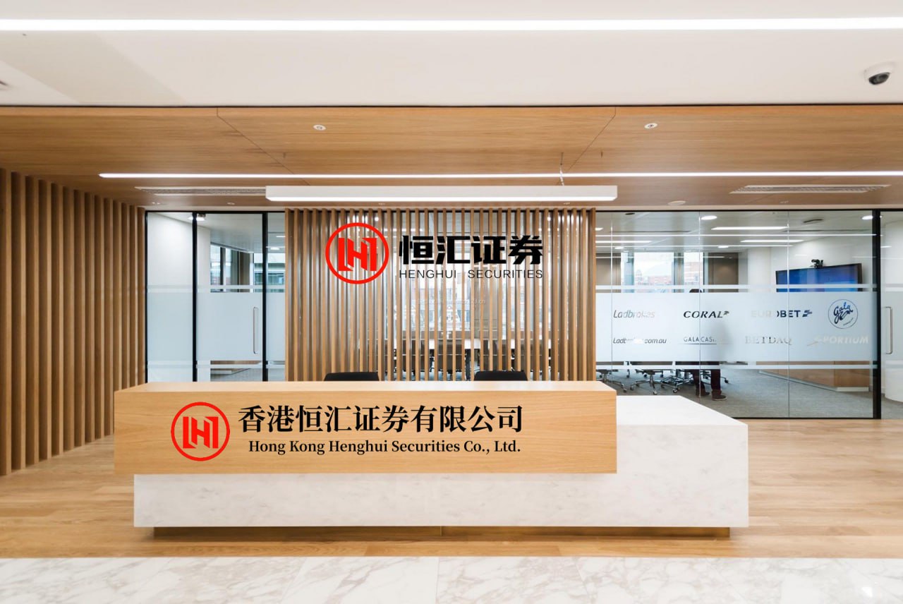 易资配 静品茗香：中国股市：找次日高概率上涨股，3个简单招股市没有绝对“必涨”股，但抓高概率机会有简单方法：1. 盯热点赛道：选政策支持或资金扎堆的主线（如AI算力、消费复苏），避开冷门板块；2. 看量...